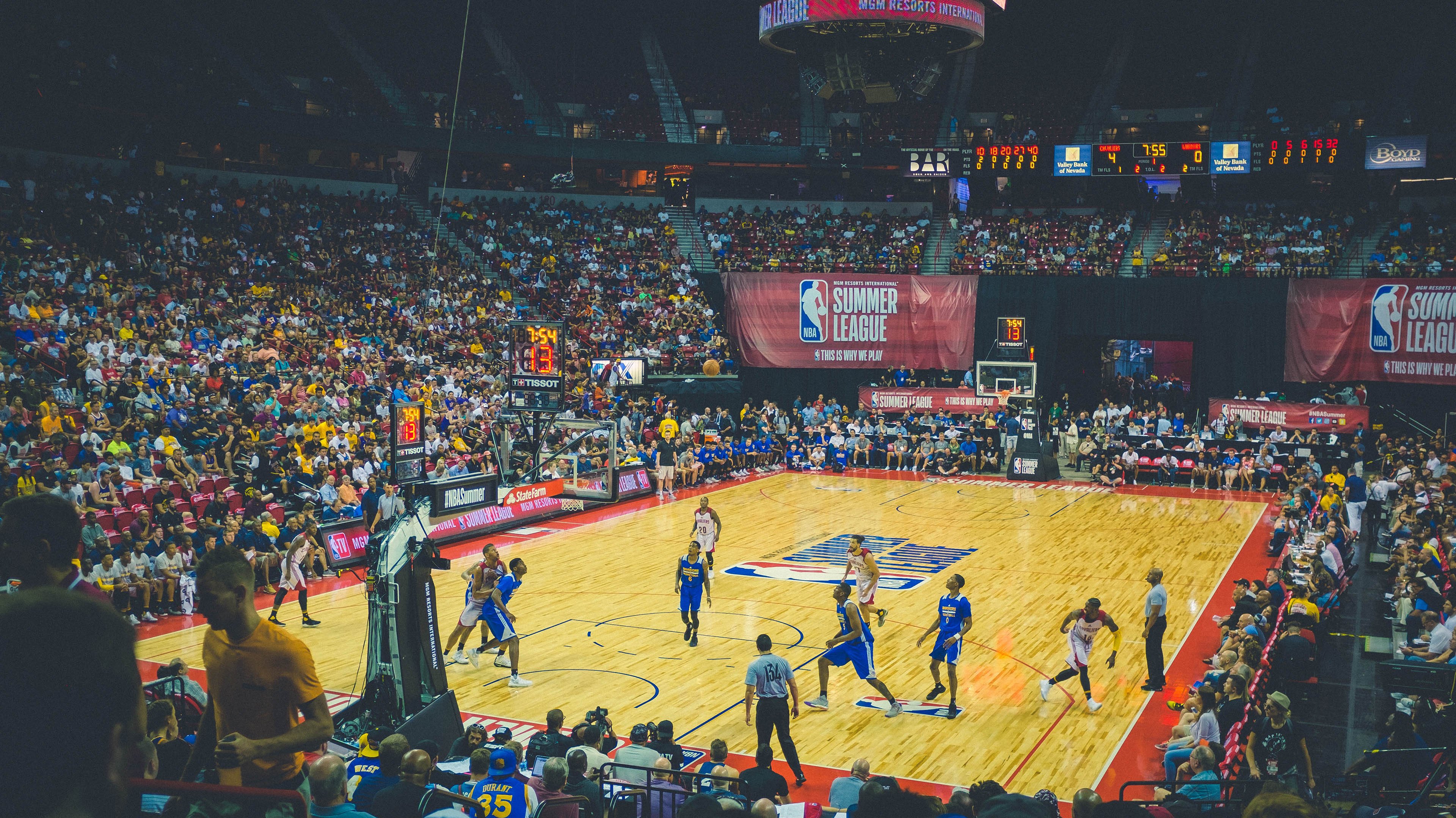 开云注册-勇士队与AI公司合作分析对手战术倾向，勇士球队合影